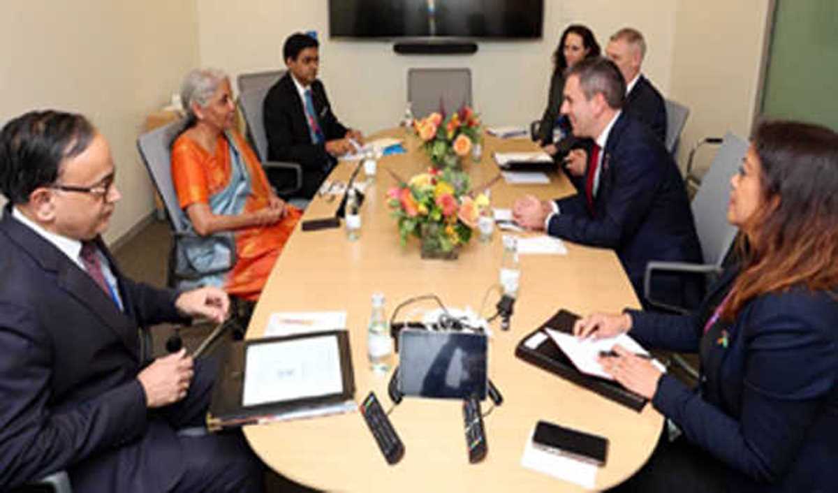 वित्त मंत्री सीतारमण ने चल्मर्स से मुलाकात की वित्त मंत्री सीतारमण ने चल्मर्स से मुलाकात की